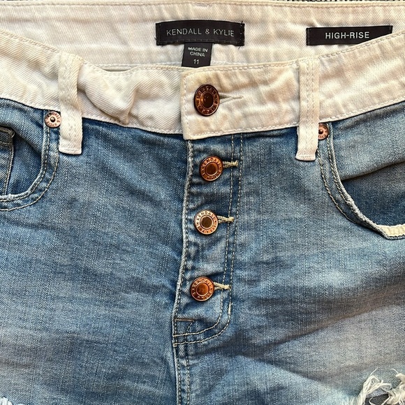 🤍 Vintage Kendal and Kylie Distressed Denim White High Rise Shorts , Size: 11 - Picture 3 of 12